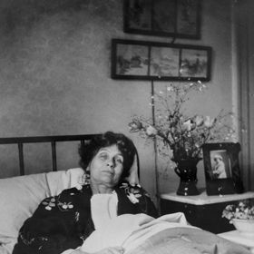 Emmeline Pankhurstová zemřela krátce před tím, než ženy získaly plné volební právo. Její jméno dnes připomíná, že rovnost nebyla dar, ale výsledek tvrdého boje.
