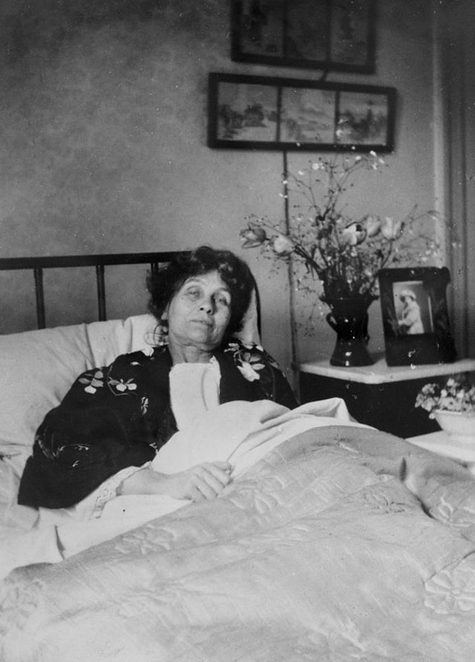 Emmeline Pankhurstová zemřela krátce před tím, než ženy získaly plné volební právo. Její jméno dnes připomíná, že rovnost nebyla dar, ale výsledek tvrdého boje.
