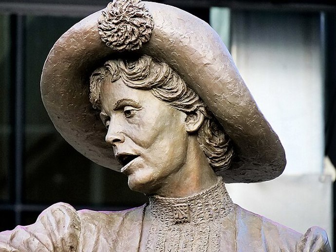 Emmeline Pankhurstová dlouho věřila, že změna přijde cestou petic a jednání. Když ale viděla, že ji nikdo neposlouchá, rozhodla se změnit pravidla hry.
