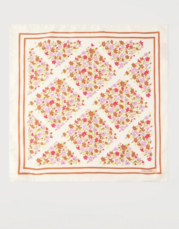 Květovaný šátek, Coccinelle, 1 800 Kč
