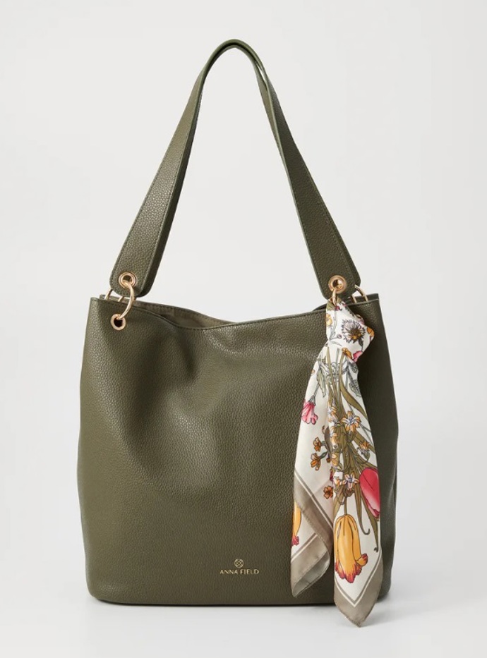 Shopper kabelka zdobená šátkem, Anna Field, 581 Kč
