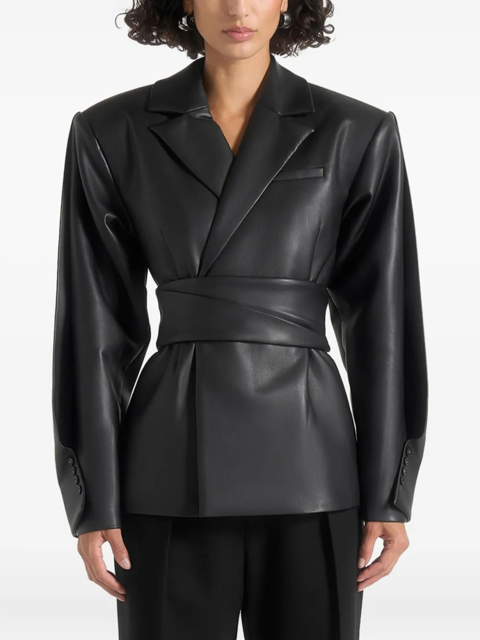 Bunda s širokým páskem, Manière De Voir/Farfetch, 10 700 Kč
