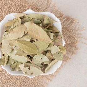 Sušený bobkový list je tajnou ingrediencí poctivých českých omáček. S jeho pomocí je chuť hlubší, výraznější a omáčka příjemně voní.
Sušený bobkový list je tajnou ingrediencí poctivých českých omáček. S jeho pomocí je chuť hlubší, výraznější a omáčka příjemně voní.