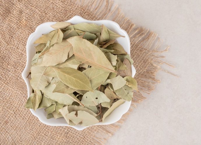 Sušený bobkový list je tajnou ingrediencí poctivých českých omáček. S jeho pomocí je chuť hlubší, výraznější a omáčka příjemně voní. 
