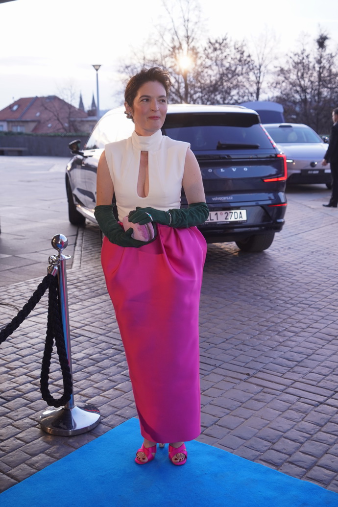 Kristýna Ryška v šatech podivného střihu

