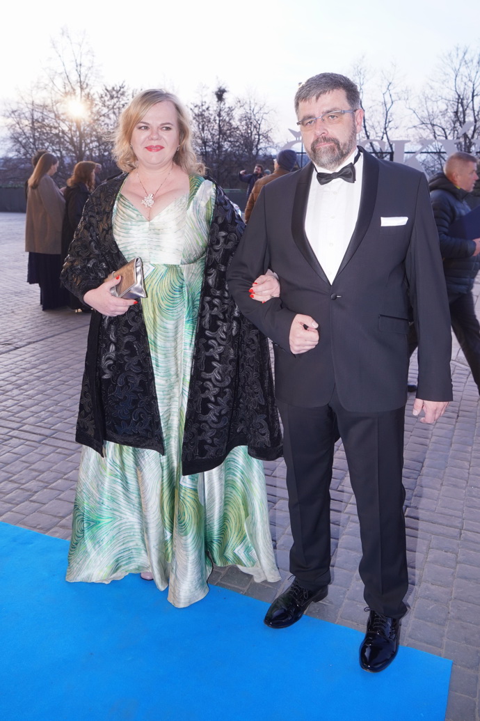 Sabina Remundová a manželem. herečka momentálně exceluje v novém seriálu Buldok z Poděbrad. Vsadila na zelenavé šaty.
