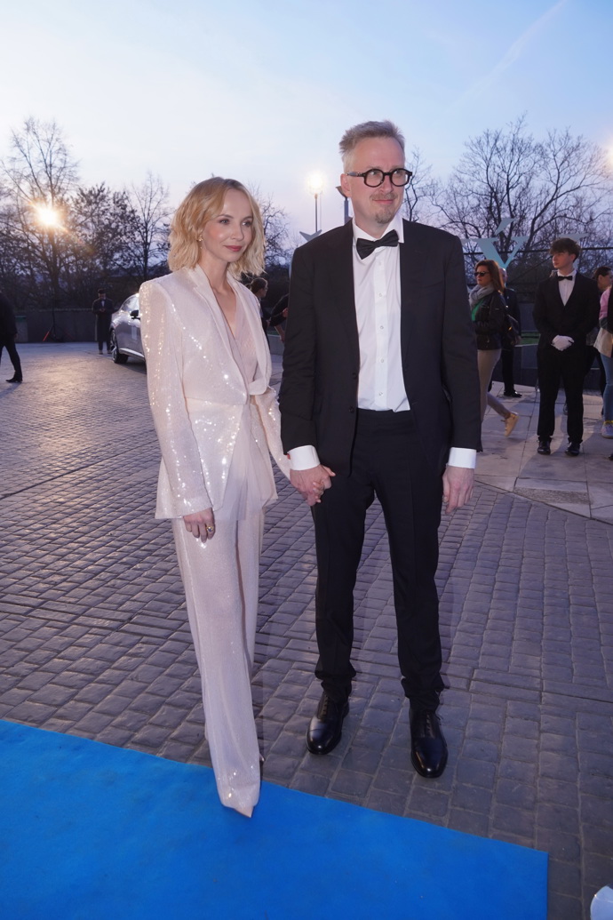Opět nádherná Jana Plodková potvrdila pověst módní ikony. Její decentní, lehce průhledná kalhotová róba byla jedinečná.
