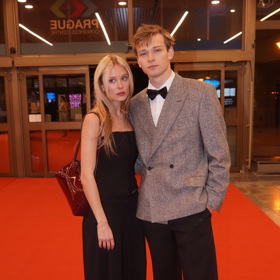Tomas žije s Josefínou Prachařovou 
