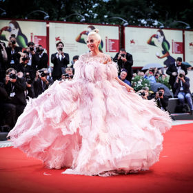 Lady Gaga na festivalu v Benátkách v róbě Valentino v roce 2018, kdy se na festivalu odehrála světová premiéra muzikálu Zrodila se hvězda, v němže ztvárnila hlavní roli
