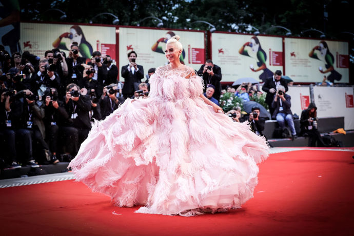 Lady Gaga na festivalu v Benátkách v róbě Valentino v roce 2018, kdy se na festivalu odehrála světová premiéra muzikálu Zrodila se hvězda, v němže ztvárnila hlavní roli
