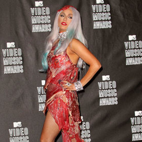 Lady Gaga ve slavných šatech z masa, které pro ni navrhl Franc Fernandez, na MTV Video Music Awards v roce 2010
