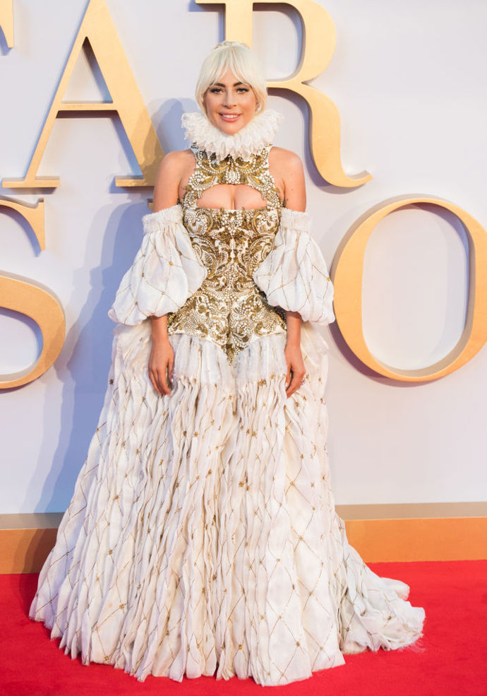 Lady Gaga v šatech Alexander McQueen na premiéře filmu Zrodila se hvězda v Londýně v roce 2018
