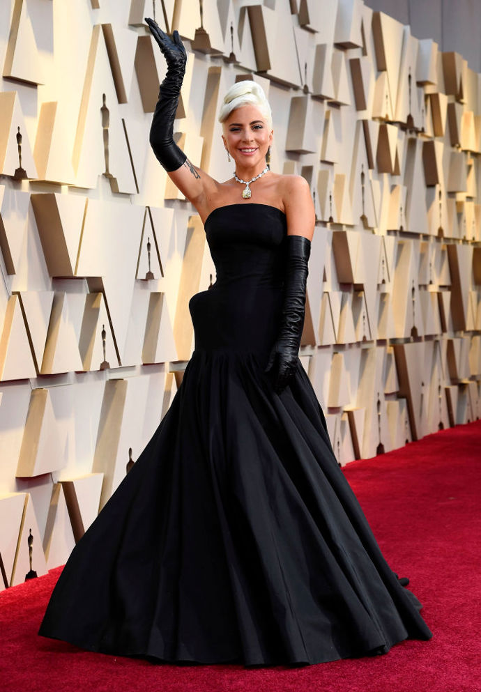 Lady Gaga na udílení Oscarů v roce 2018 v černé róbě Alexander McQueen. V ten večer získala Oscara za píseň Shallow k filmu Zrodila se hvězda
