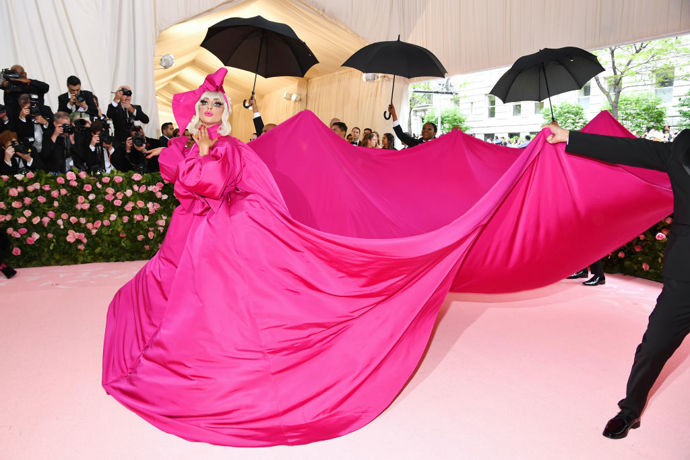 Lady Gaga na Met Gala v roce 2019 v róbě Brandon Maxwell, ze které se postupně staly čtyři různé outfity
