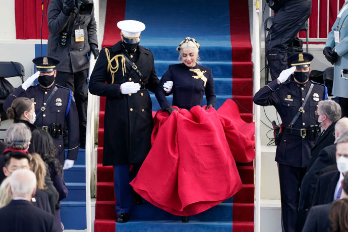 Lady Gaga v roce 2021 na inauguraci amerického prezidenta Joe Bidena zpívala americkou hymnu The Star Spangled Banner. Oblékla na míru navržený komplet od Schiaparelli se zlatou broží ve tvaru holubice symbolizující mír. Šaty byly vyrobené z neprůstřelného materiálu
