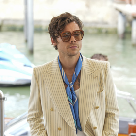 Harry Styles na filmovém festivalu v Benátkách v roce 2022. Retro styl má prostě v krvi

 
