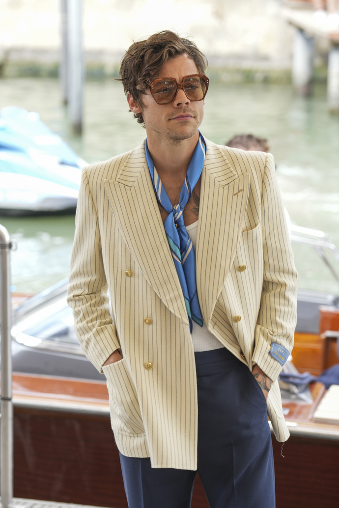 Harry Styles na filmovém festivalu v Benátkách v roce 2022. Retro styl má prostě v krvi
Harry Styles na filmovém festivalu v Benátkách v roce 2022. Retro styl má prostě v krvi