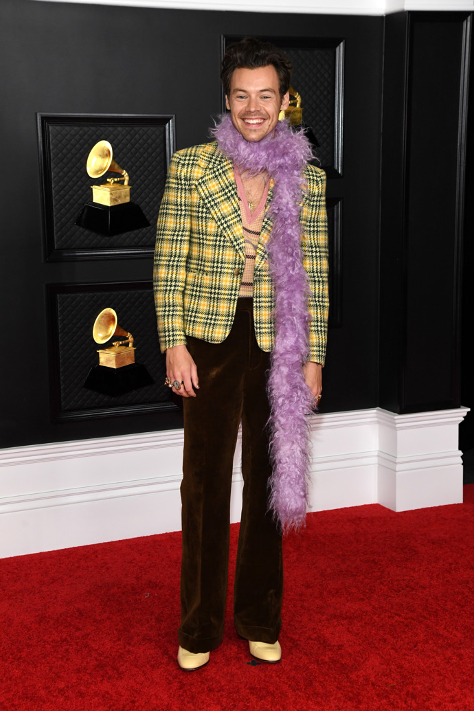 Grammy 2021: Součástí jeho šatníku je i růžové boa
Grammy 2021: Součástí jeho šatníku je i růžové boa