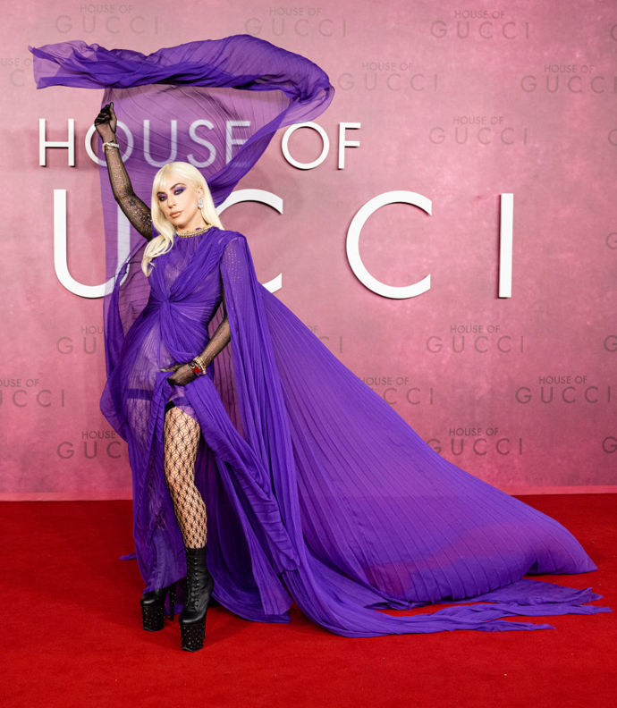 Lady Gaga v šatech Gucci na londýnské premiéře filmu Klan Gucci v roce 2021
