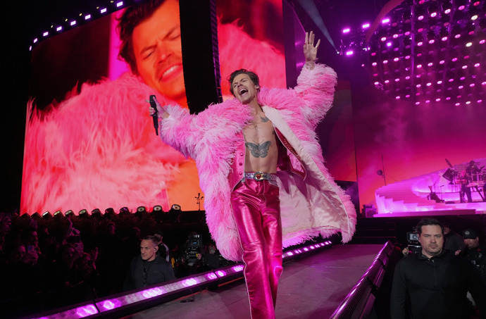 Outfit na stage má vždy excentrický. Růžový kožich i kalhoty zvolil v roce 2022 na Coachellu
Outfit na stage má vždy excentrický. Růžový kožich i kalhoty zvolil v roce 2022 na Coachellu
