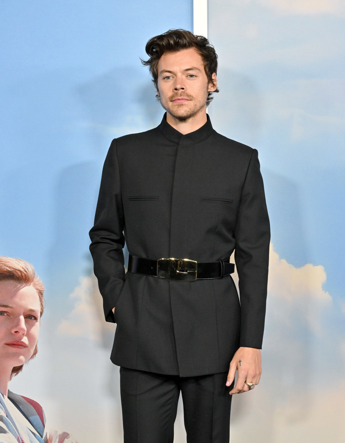 Přepásaný oblek Gucci vynesl na filmovou premiéru filmu Můj policista v roce 2022, kde si zahrál hlavní roli
Přepásaný oblek Gucci vynesl na filmovou premiéru filmu Můj policista v roce 2022, kde si zahrál hlavní roli