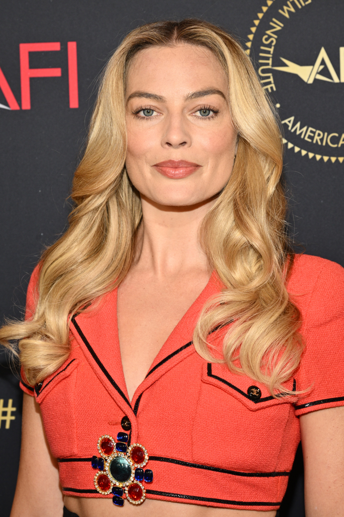 V roce 2023 nosila Margot Robbie krásný medový odstín blond - Barbie blond!
