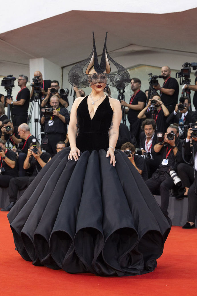 Lady Gaga na filmovém festivalu v Benátkách v roce 2024 v róbě Dior doplněné kloboukem od Philipa Treacyho
