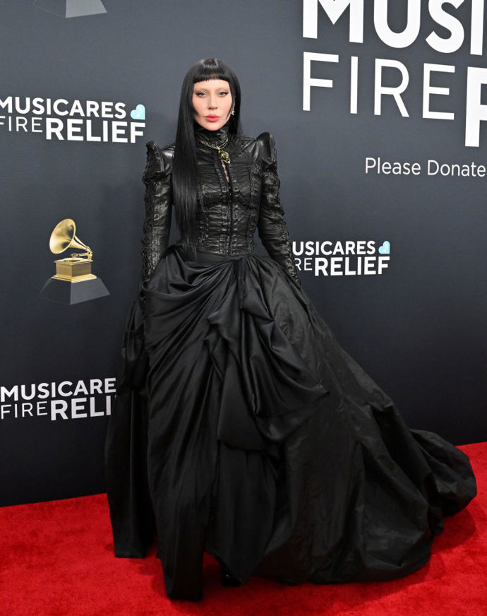 Lady Gaga na udílení cen Grammy v roce 2025 v šatech Samuel Lewis
