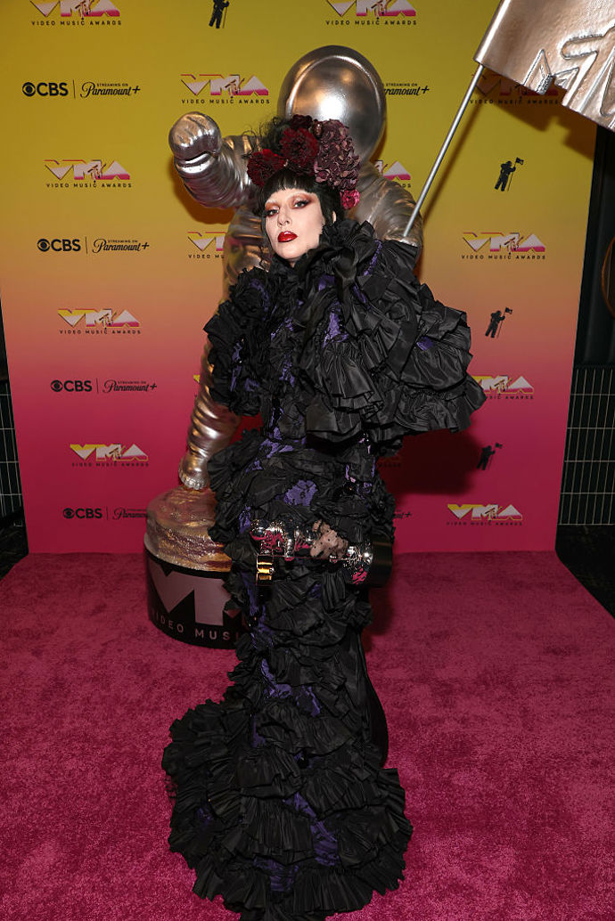 Lady Gaga na udílení MTV Video Music Awards v roce 2025 v outfitu od Marca Jacobse
