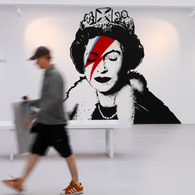Královna Alžběta II. jako David Bowie
