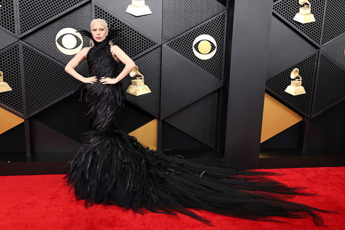 Lady Gaga na udílení cen Grammy letos v lednu v černé róbě od Matières Fécales
