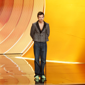 Harry Styles na předávání letošních Brit Awards. Oblékl zkrácené sako z dámské kolekce Dior
