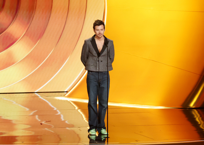 Harry Styles na předávání letošních Brit Awards. Oblékl zkrácené sako z dámské kolekce Dior
Harry Styles na předávání letošních Brit Awards. Oblékl zkrácené sako z dámské kolekce Dior