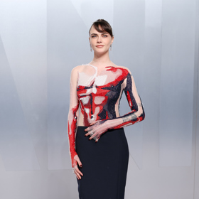 Cara Delevingne oblékla šaty od Thom Browne
