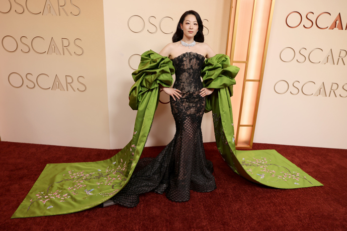Arden Cho v oslnivé róbě
Arden Cho v oslnivé róbě