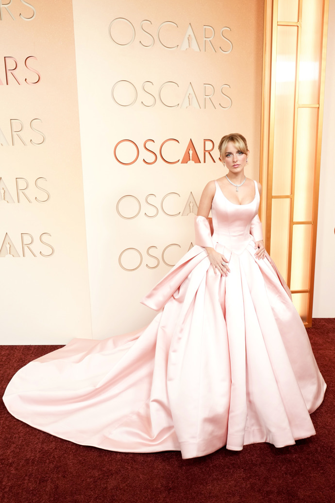 Mckenna Grace v pudrově růžových šatech jako pro princezny
Mckenna Grace v pudrově růžových šatech jako pro princezny