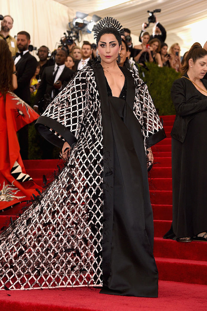 Lady Gaga na Met Gala v roce 2015 v róbě Balenciaga
