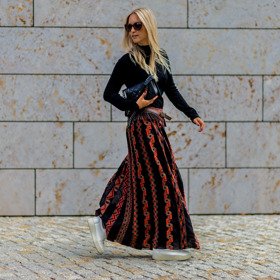 Boho maxi sukně budou letošní jaro a léto velmi populární. Skvěle vypadají například v kombinaci s denimovou bundou nebo rolákem. 
