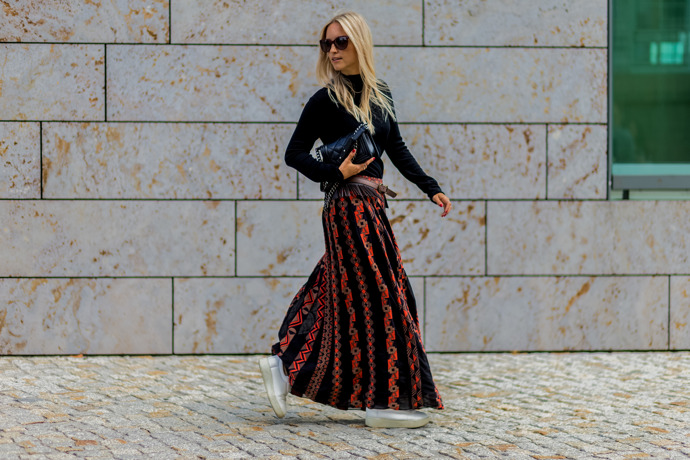 Boho maxi sukně budou letošní jaro a léto velmi populární. Skvěle vypadají například v kombinaci s denimovou bundou nebo rolákem. 
