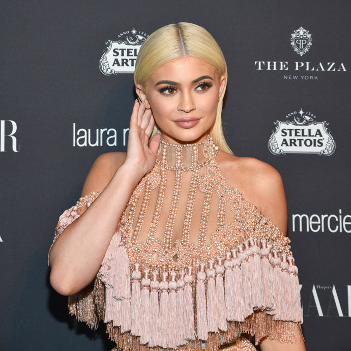 Kylie Jenner určovala beauty trendy, které zahrnovaly silnou vrstvu make-upu, pudru, výrazné řasy i obočí
Kylie Jenner určovala beauty trendy, které zahrnovaly silnou vrstvu make-upu, pudru, výrazné řasy i obočí