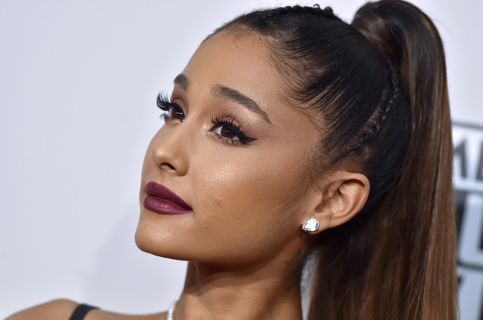 Ariana Grande a její ikonický culík a make-up. Kočičí linka nesměla chybět. Je zajímavé, jak se technika líčení za deset let proměnila
Ariana Grande a její ikonický culík a make-up. Kočičí linka nesměla chybět. Je zajímavé, jak se technika líčení za deset let proměnila