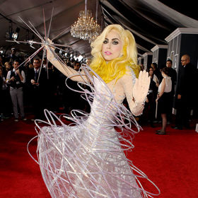 Lady Gaga v outfitu Armani Privé na udílení Grammy v roce 2010

