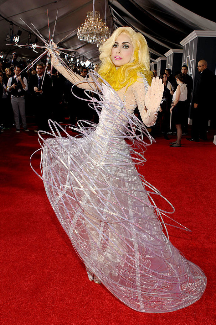 Lady Gaga v outfitu Armani Privé na udílení Grammy v roce 2010
