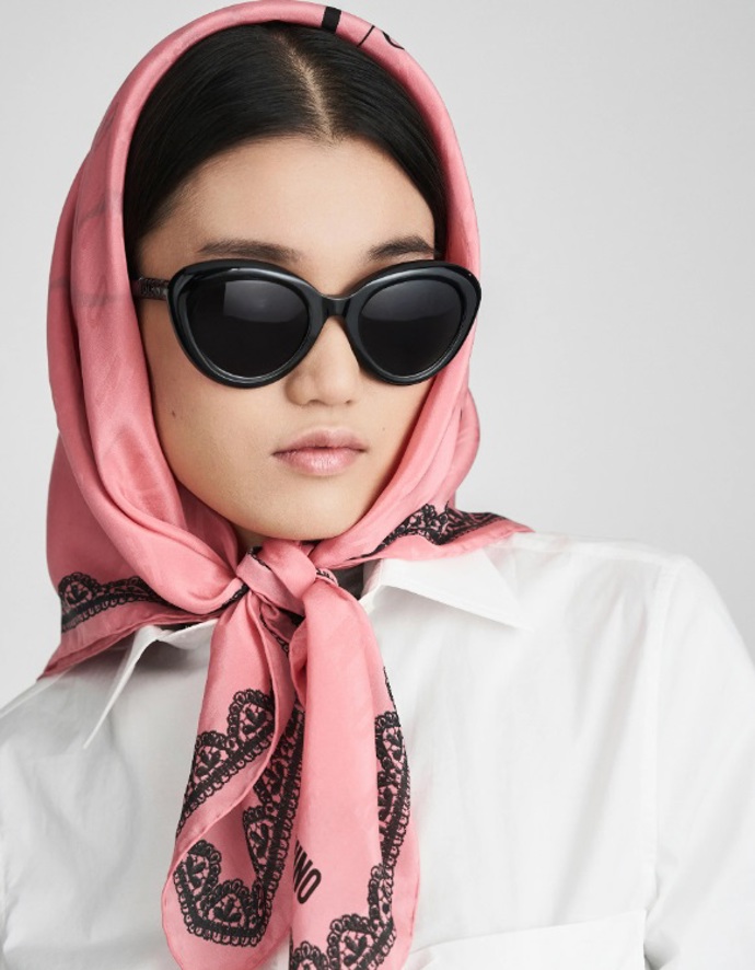 Růžový šátek, MOSCHINO, 3 322 Kč
