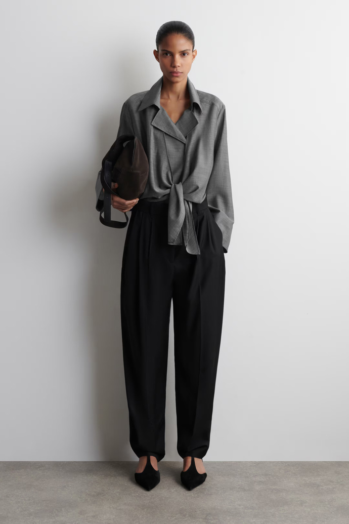 Košile s vázáním, H&M, 3550 Kč
Košile s vázáním, H&M, 3550 Kč