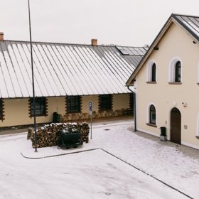 Výroba laboratorního a tepelně odolného skla přinesla místním podnikům uznání i na mezinárodní scéně. Na tuto tradici navázala i Huť František, založená v roce 1882 Josefem Kavalírem.
Výroba laboratorního a tepelně odolného skla přinesla místním podnikům uznání i na mezinárodní scéně. Na tuto tradici navázala i Huť František, založená v roce 1882 Josefem Kavalírem.