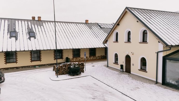 Výroba laboratorního a tepelně odolného skla přinesla místním podnikům uznání i na mezinárodní scéně. Na tuto tradici navázala i Huť František, založená v roce 1882 Josefem Kavalírem. 
