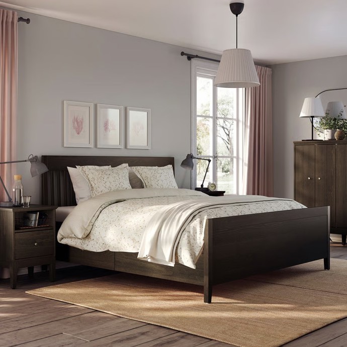 Rám postele IDANÄS s úložnými díly, 14 990 Kč, IKEA
Rám postele IDANÄS s úložnými díly, 14 990 Kč, IKEA