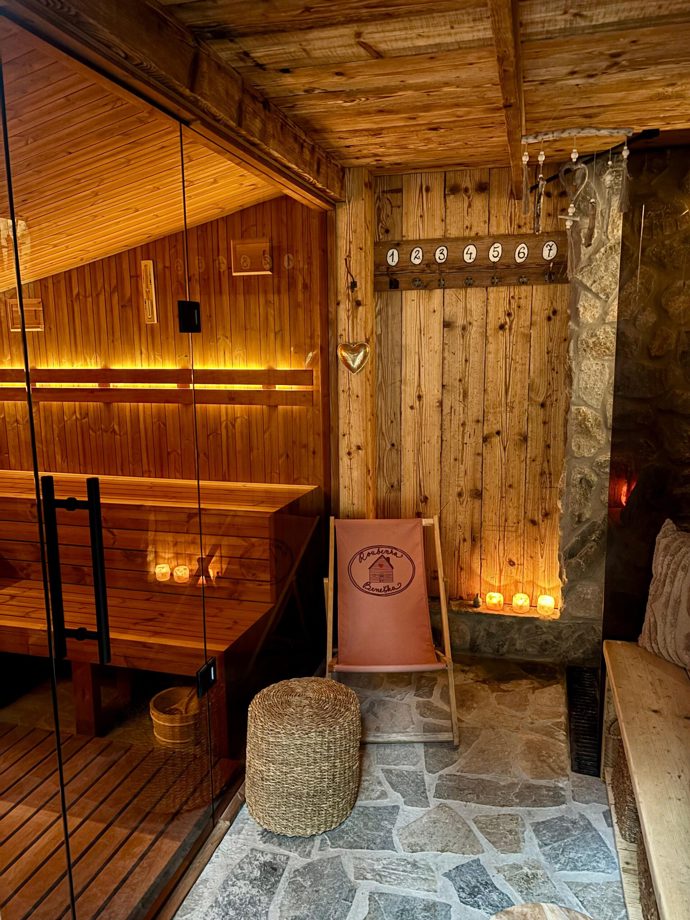 Nechybí tu wellness vybavení - vířivka a sauna.
Nechybí tu wellness vybavení - vířivka a sauna.