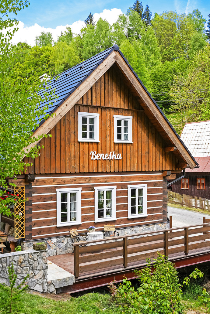 Stylová roubenka Lucie Benešové v Jizerských horách.
Stylová roubenka Lucie Benešové v Jizerských horách.